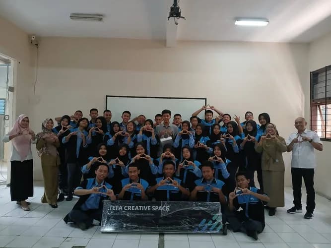 Kebersamaan tim Rantai Media Digital dalam diskusi dan kolaborasi